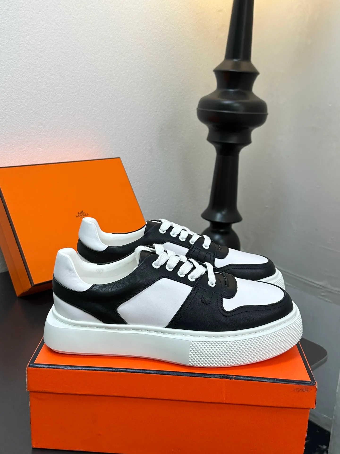 p700💰Men's shoes ❤️❤️Hermes top version# Hermès deep series couple's small white shoes casual skateboard shoes Stylish graphic design to create retro style Upper: cowhide material Lining: sheepskin lining Outsole: TPU outsole Size: 38-45